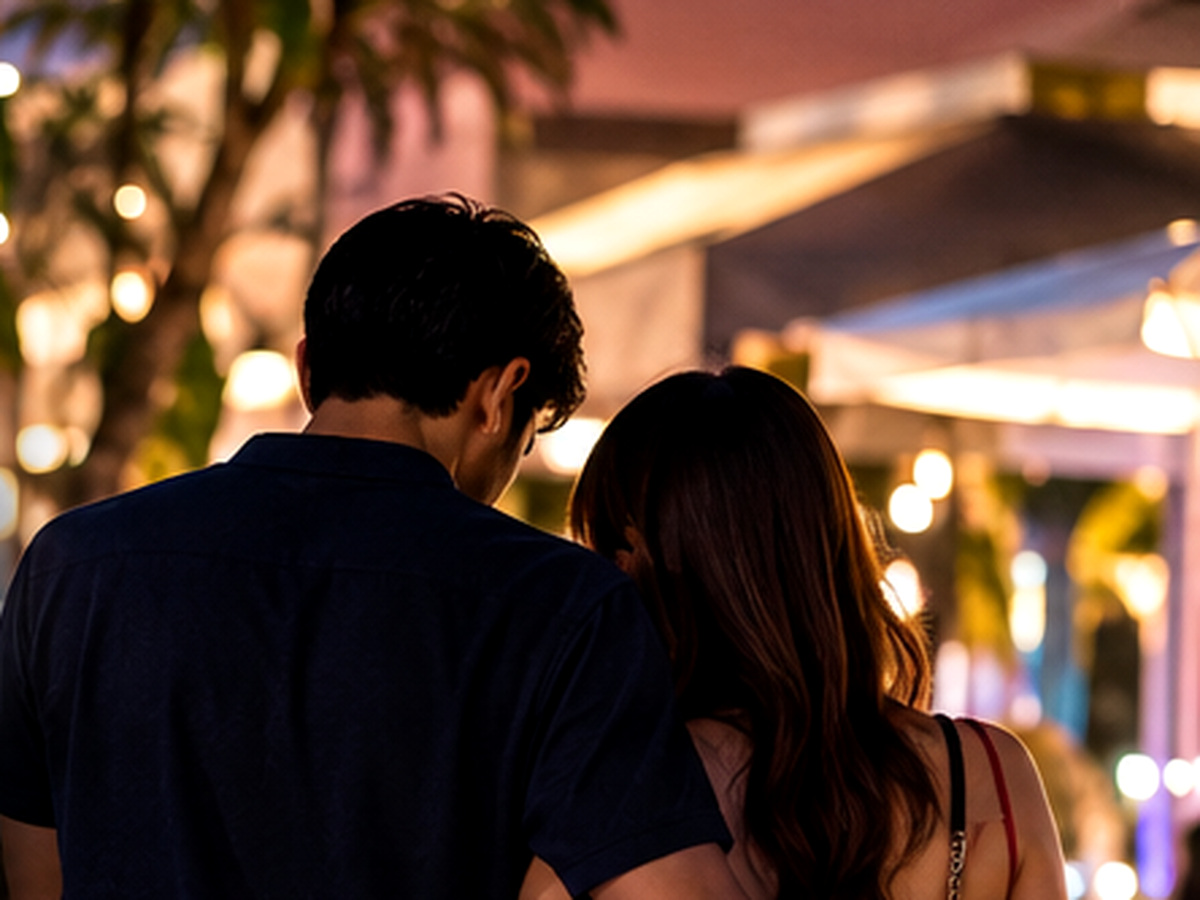 フィリピンの夜の街で寄り添う男女のイメージ写真